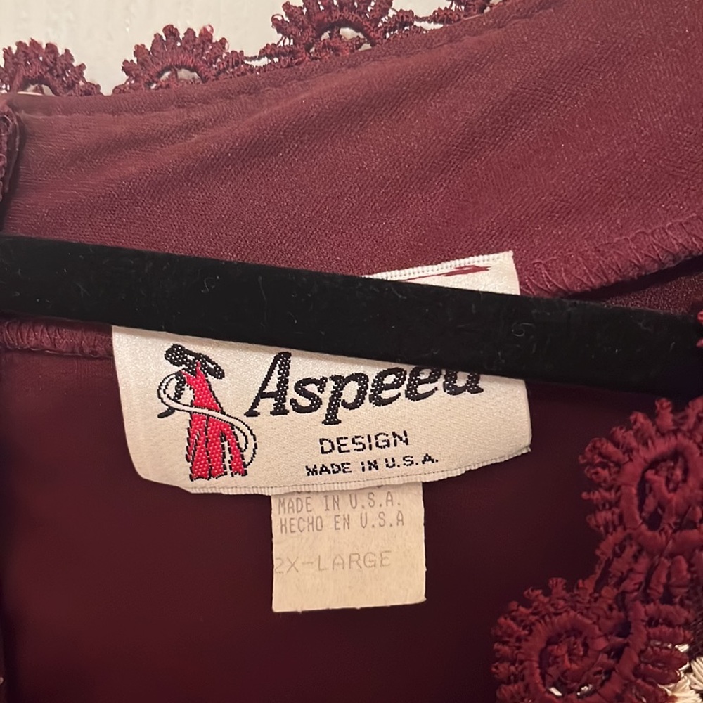 Maroon, large flared skirt, with gold lace overlay top - Picture 2 of 3